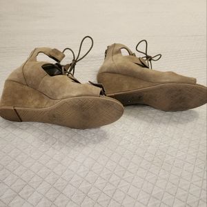 Dolce Vita size 7.5 taupe to browning color